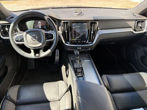 Used 2019 Volvo S60 T5 R-Design image 25