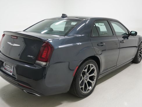 Used 2018 Chrysler 300 S w/ 300S Premium Group image 4