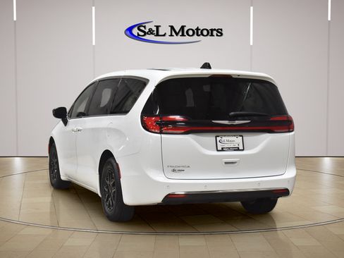 Certified 2025 Chrysler Pacifica Select FWD image 6