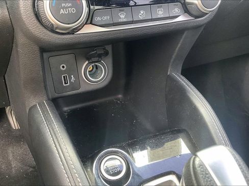 Used 2018 Nissan Kicks SR image 18