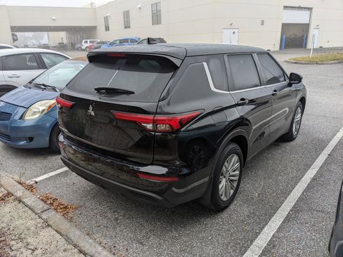 Used 2023 Mitsubishi Outlander ES image 18