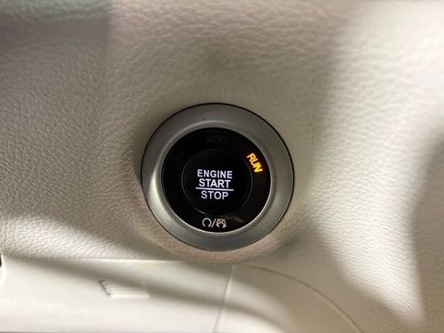 Used 2024 Chrysler Pacifica Limited image 24