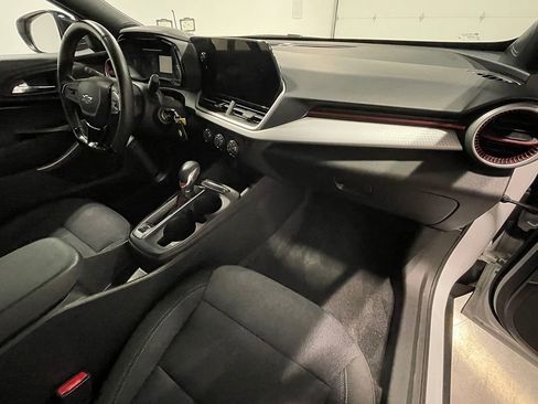 Used 2024 Chevrolet Trax RS FWD image 26