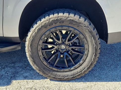 Used 2024 Chevrolet Suburban Premier image 18