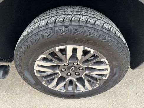 Used 2025 Chevrolet Suburban Z71 AWD/4WD image 28
