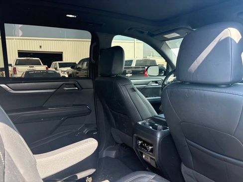Used 2025 GMC Acadia Elevation FWD image 8