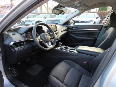 Used 2022 Nissan Altima 2.5 SV image 2