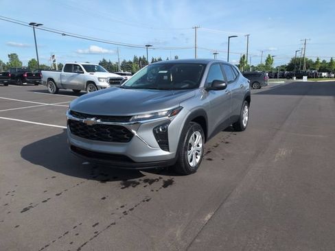 Used 2024 Chevrolet Trax LS w/ Driver Confidence Package FWD image 3