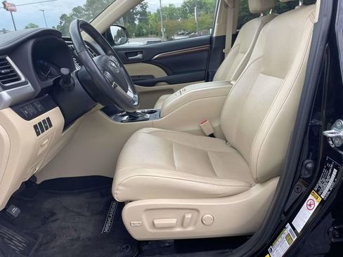 Used 2019 Toyota Highlander Limited FWD image 13