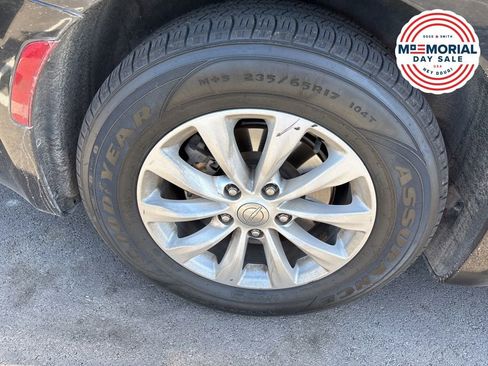 Used 2017 Chrysler Pacifica Touring-L FWD image 2