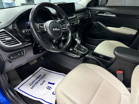 Used 2022 Kia Seltos EX image 9
