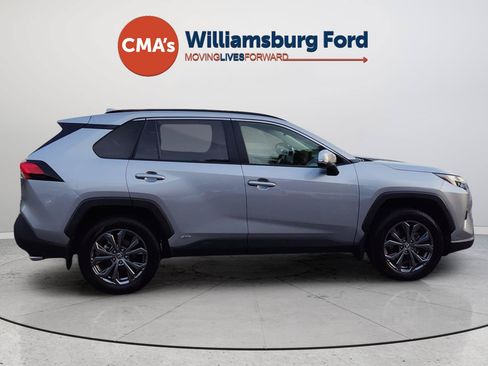 Used 2022 Toyota RAV4 XLE Premium AWD/4WD image 6