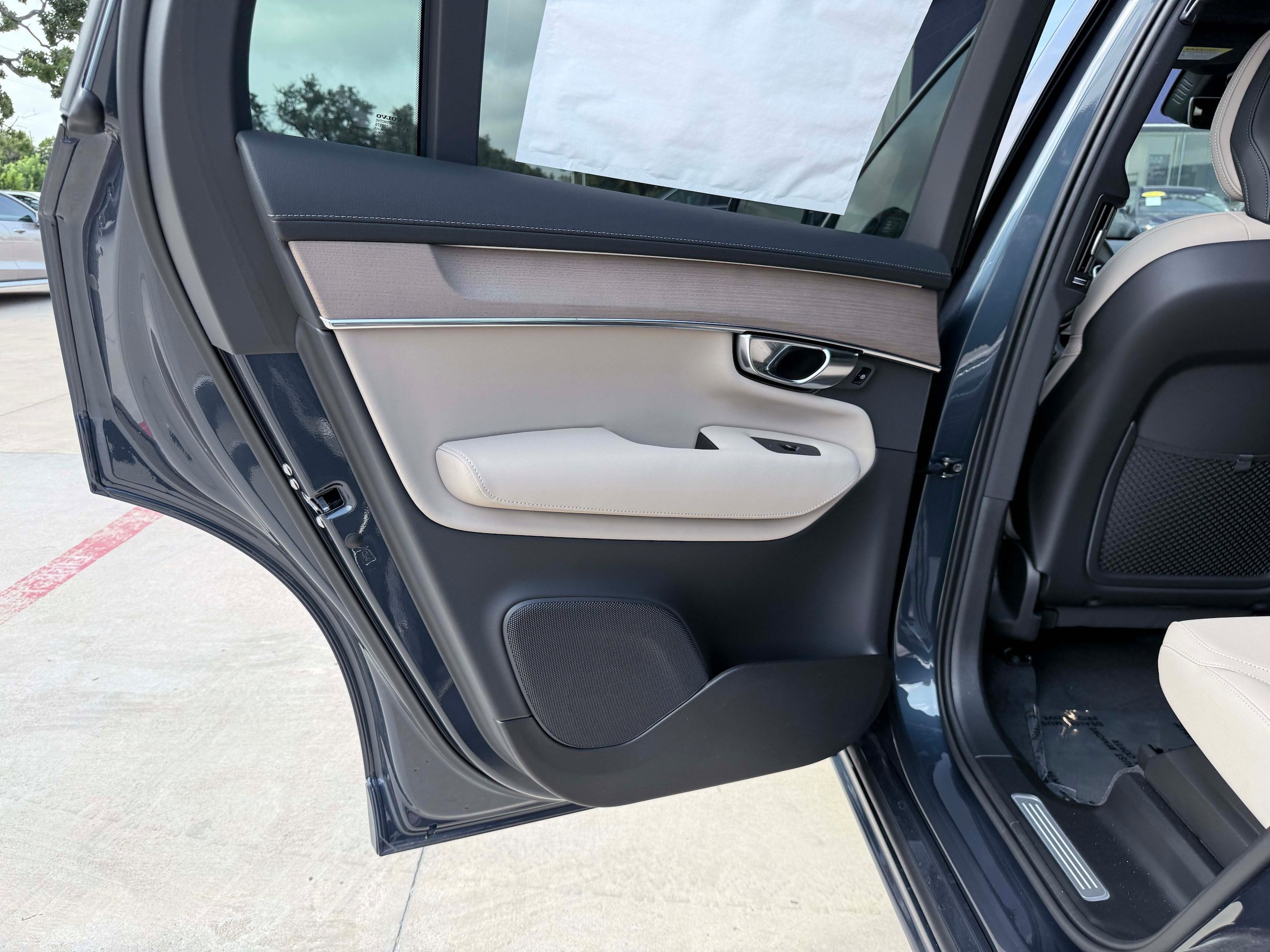 New 2026 Volvo XC90 T8 Plus w/ Protection Package Premier AWD/4WD image 15