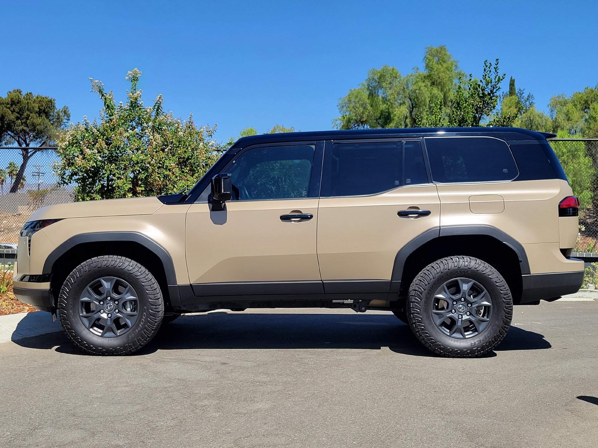 Used 2024 Lexus GX 550 AWD/4WD image 2