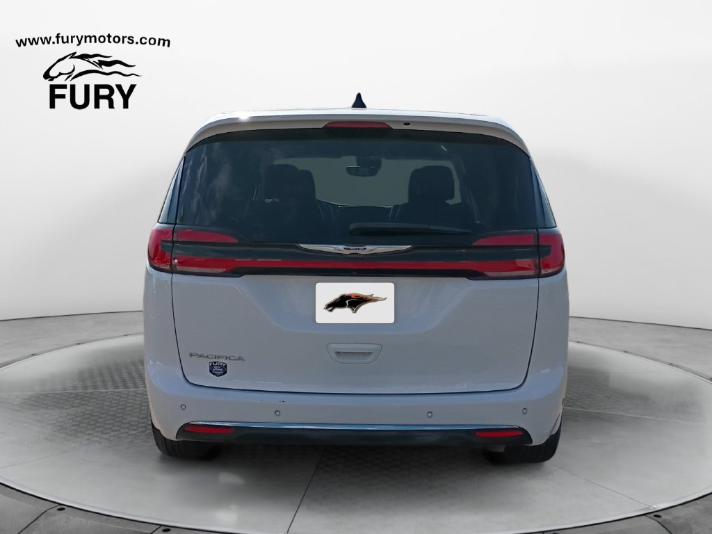 Used 2024 Chrysler Pacifica Touring-L FWD image 5