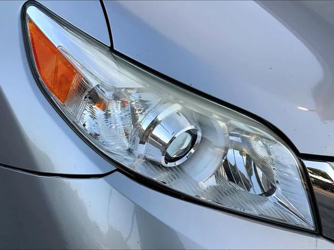 Used 2015 Toyota Sienna LE FWD image 27