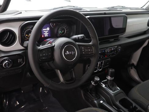 Used 2025 Jeep Gladiator Sport image 8