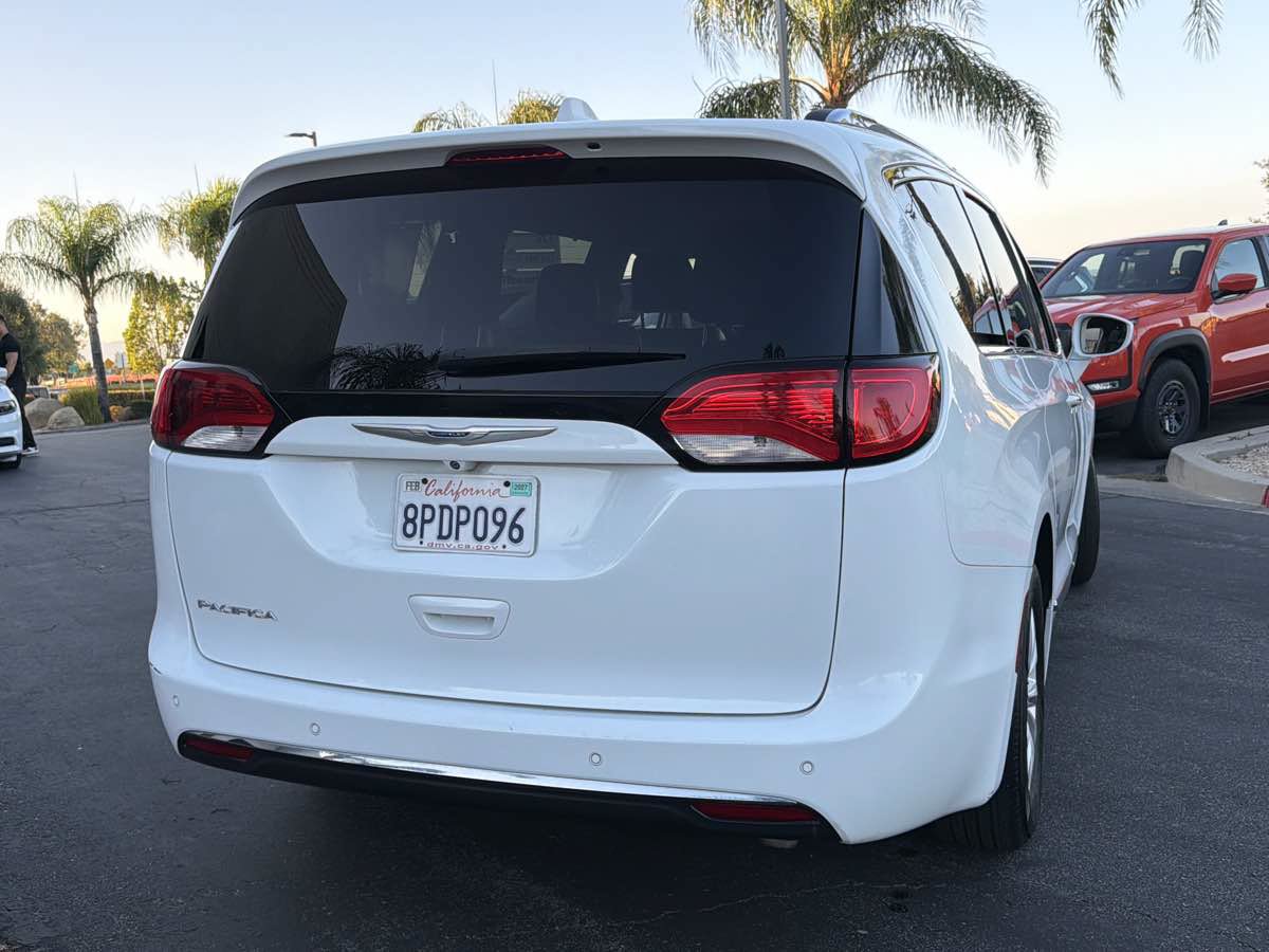 Used 2019 Chrysler Pacifica Touring-L FWD image 16