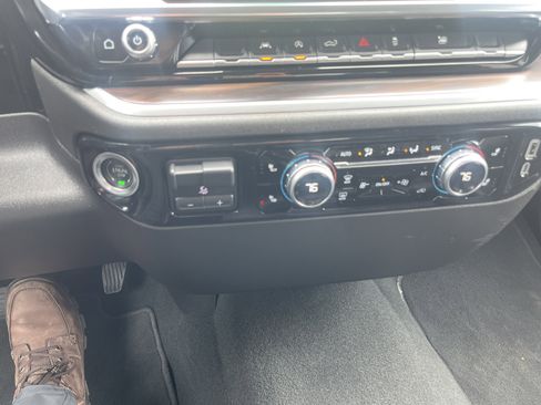 Used 2025 GMC Sierra 1500 SLT image 30