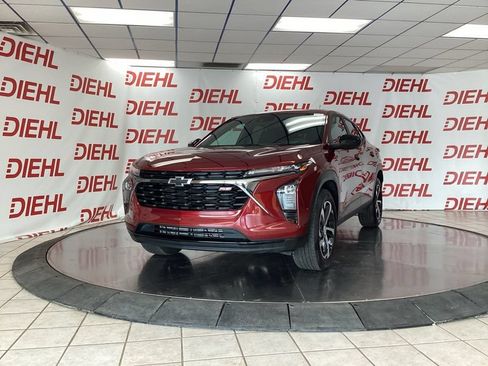 Used 2025 Chevrolet Trax RS w/ Sunroof Package FWD image 3