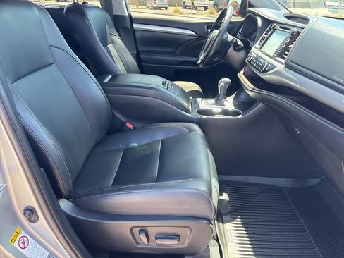 Used 2019 Toyota Highlander XLE AWD/4WD image 14