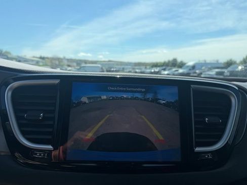 Certified 2025 Chrysler Pacifica Select FWD image 15