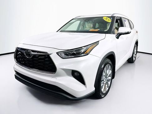 Used 2023 Toyota Highlander Limited image 3