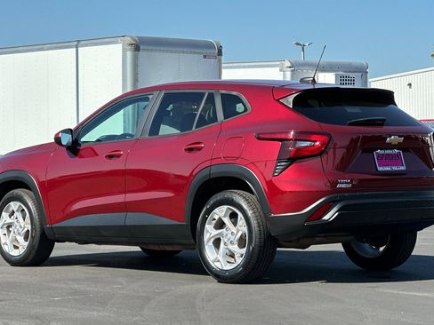 Used 2024 Chevrolet Trax LS w/ LS Convenience Package FWD image 7