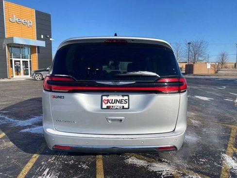 Certified 2023 Chrysler Pacifica Touring-L image 12