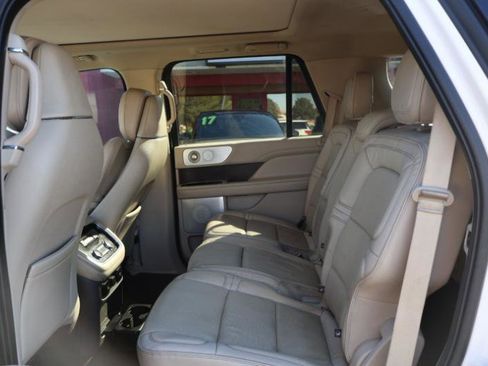 Used 2019 Lincoln Navigator Reserve image 24