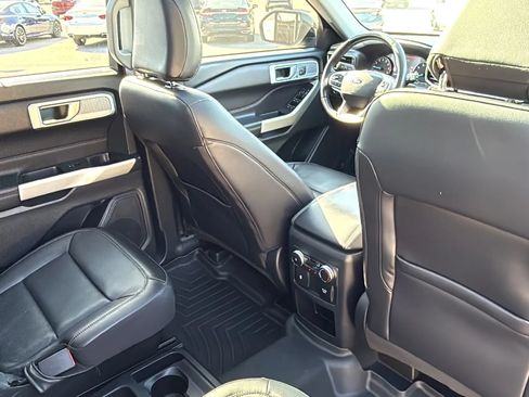 Used 2021 Ford Explorer Limited w/ Equipment Group 301A AWD/4WD image 39