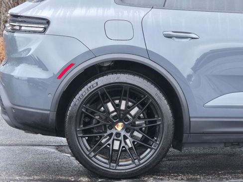 Certified 2025 Porsche Macan Electric image 14