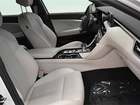Used 2025 Genesis G70 2.5T image 21