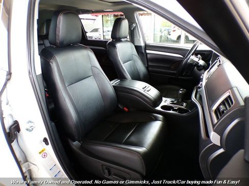 Used 2019 Toyota Highlander XLE image 30