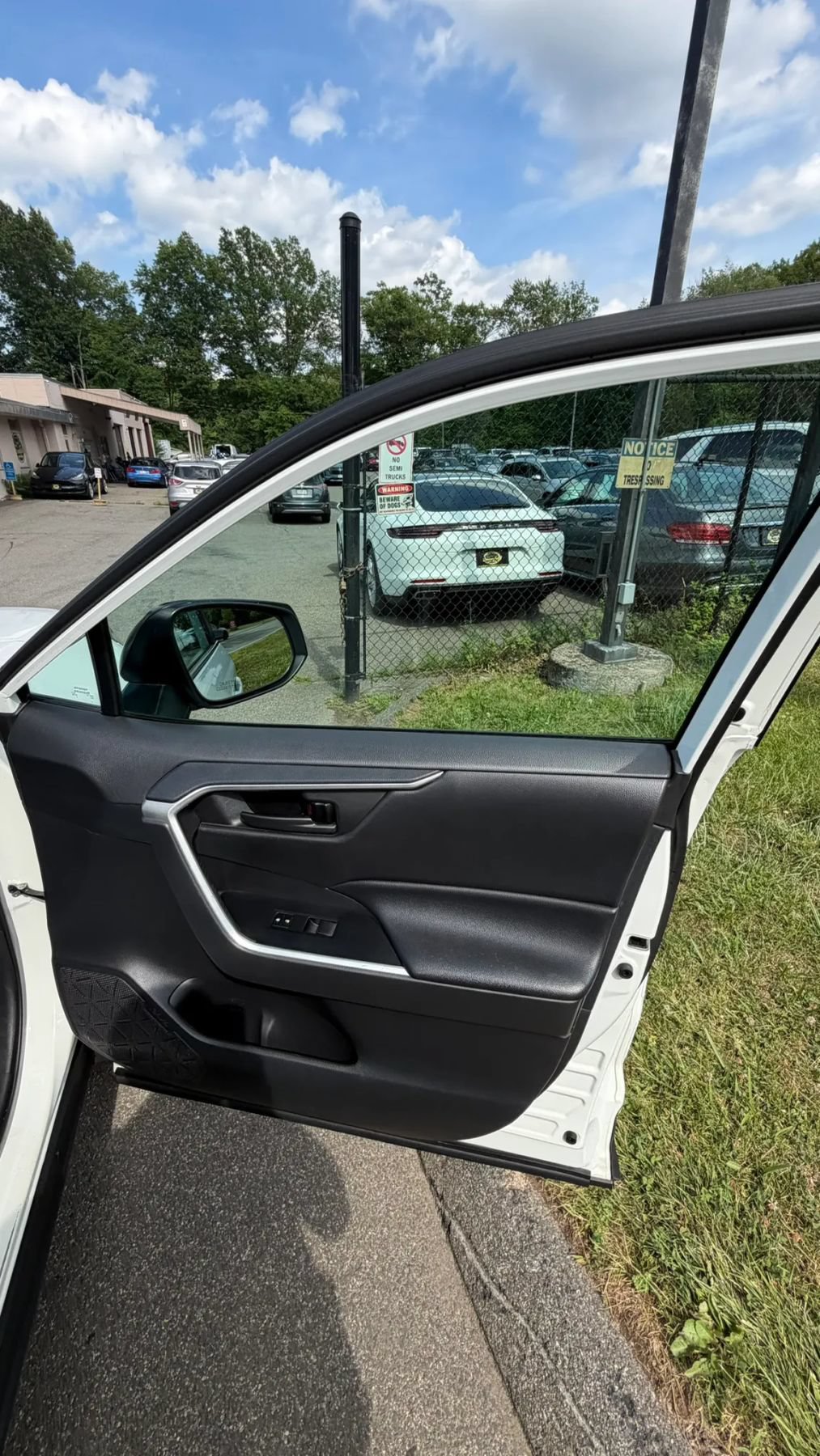 Used 2021 Toyota RAV4 LE AWD/4WD image 12