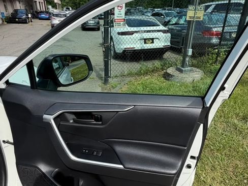 Used 2021 Toyota RAV4 LE AWD/4WD image 12