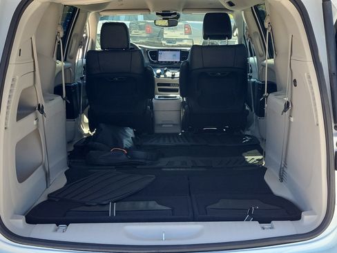 Used 2024 Chrysler Pacifica Touring-L image 12