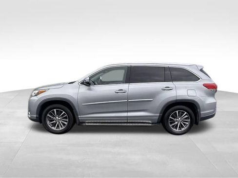 Used 2018 Toyota Highlander XLE AWD/4WD image 3