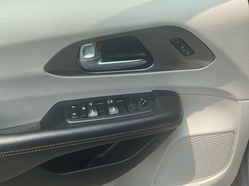Used 2020 Chrysler Pacifica Touring-L FWD image 17