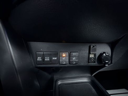 Used 2018 Toyota RAV4 SE image 23