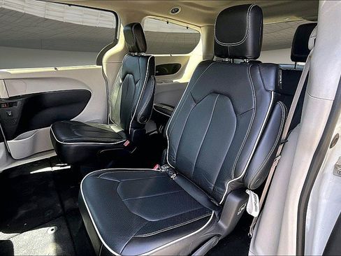 Used 2023 Chrysler Pacifica Limited image 25