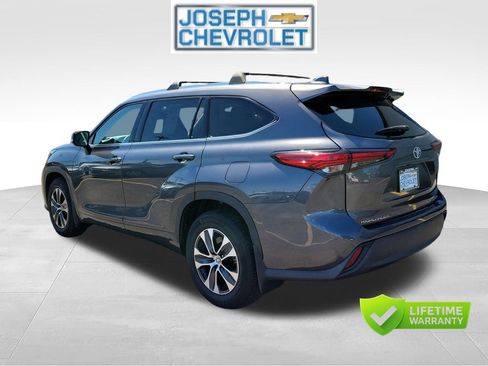 Used 2020 Toyota Highlander XLE AWD/4WD image 3