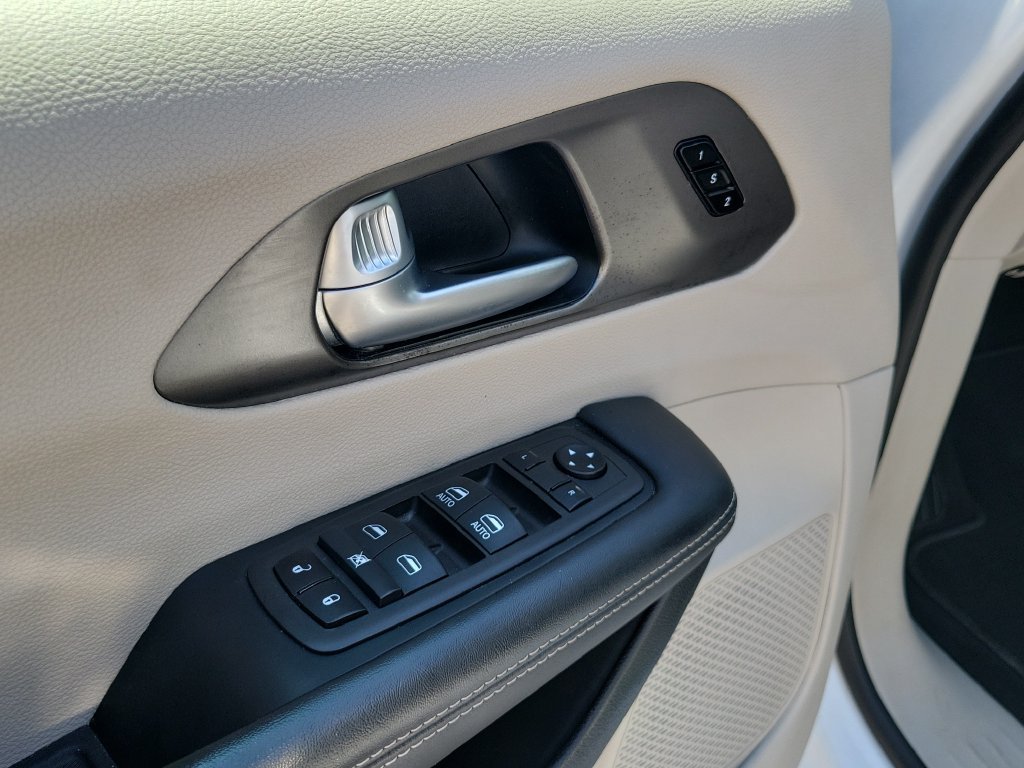 Used 2024 Chrysler Pacifica Limited FWD image 22