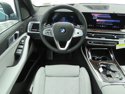 New 2026 BMW X7 xDrive40i w/ Premium Package image 10