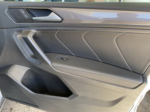 Used 2023 Volkswagen Tiguan SE w/ Panoramic Sunroof Package FWD image 35