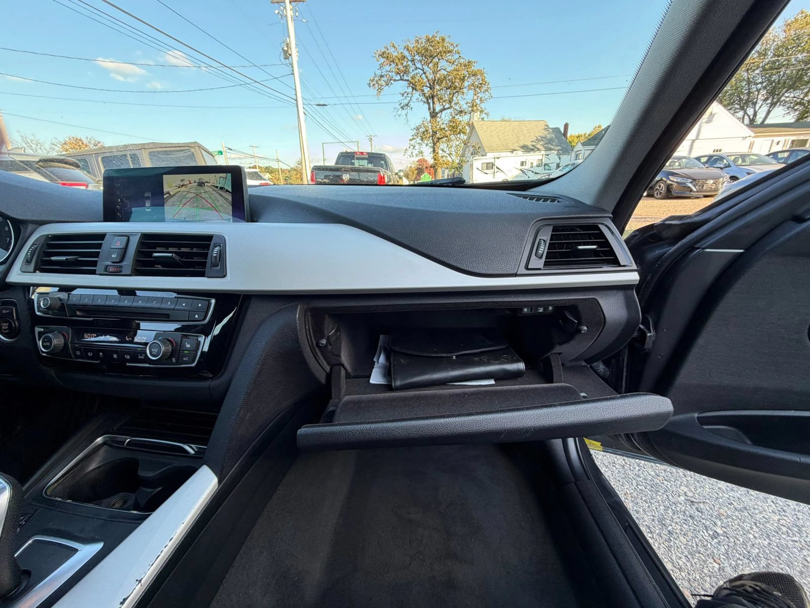 Used 2017 BMW 320i xDrive Sedan w/ Driver Assistance Package AWD/4WD image 33