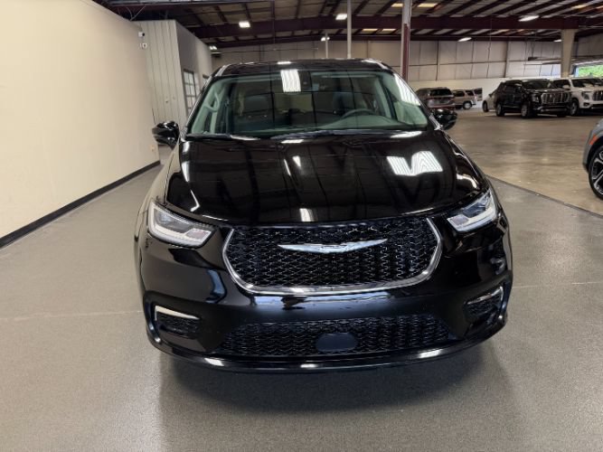 Used 2024 Chrysler Pacifica Limited FWD image 8