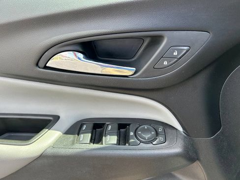 Used 2020 Chevrolet Equinox LS w/ LS Convenience Package AWD/4WD image 16