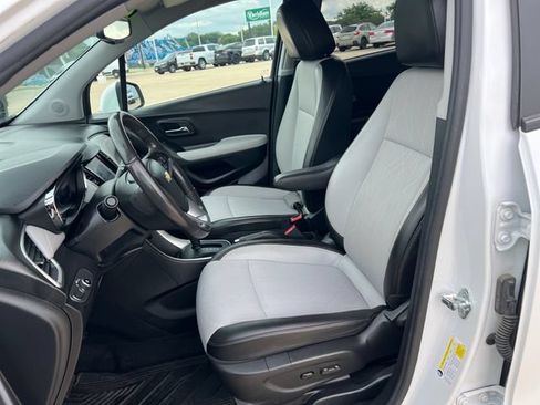 Certified 2022 Chevrolet Trax LT w/ LT Convenience Package AWD/4WD image 9