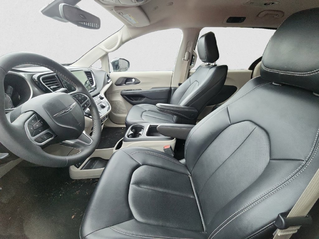 Used 2024 Chrysler Pacifica Touring-L FWD image 6